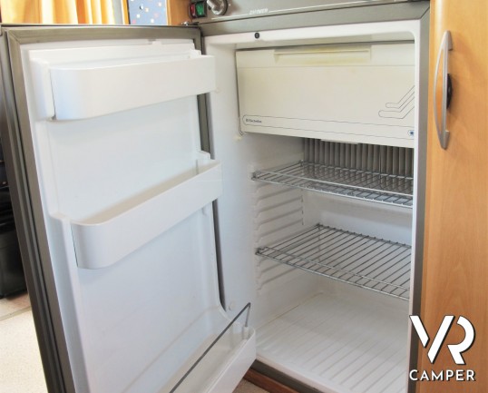 Hymer Camp Swing 524: camper mansardato usato con 6 posti letto e letti a castello, ideale per famiglie. Dotato di veranda, portabici, climatizzator