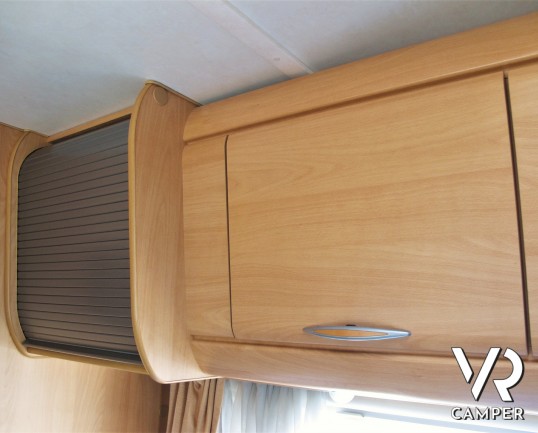 Hymer Camp Swing 524: camper mansardato usato con 6 posti letto e letti a castello, ideale per famiglie. Dotato di veranda, portabici, climatizzator