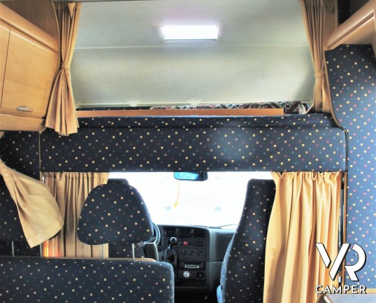 Hymer Camp Swing 524: camper mansardato usato con 6 posti letto e letti a castello, ideale per famiglie. Dotato di veranda, portabici, climatizzator