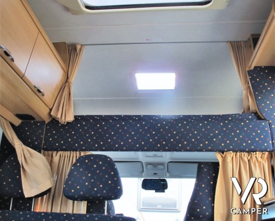 Hymer Camp Swing 524: camper mansardato usato con 6 posti letto e letti a castello, ideale per famiglie. Dotato di veranda, portabici, climatizzator