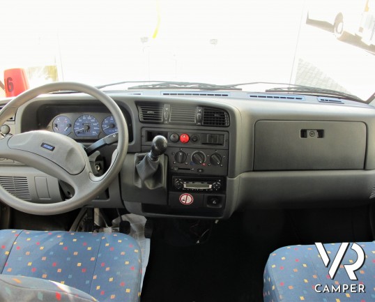 Hymer Camp Swing 524: camper mansardato usato con 6 posti letto e letti a castello, ideale per famiglie. Dotato di veranda, portabici, climatizzator