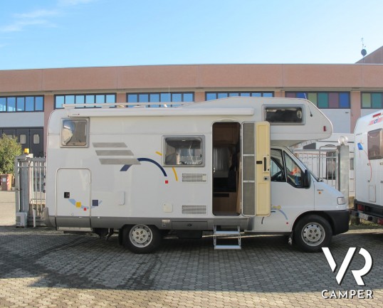 Hymer Camp Swing 524: camper mansardato usato con 6 posti letto e letti a castello, ideale per famiglie. Dotato di veranda, portabici, climatizzator