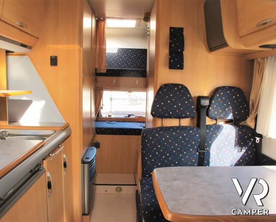 Hymer Camp Swing 524: camper mansardato usato con 6 posti letto e letti a castello, ideale per famiglie. Dotato di veranda, portabici, climatizzator