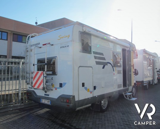 Hymer Camp Swing 524: camper mansardato usato con 6 posti letto e letti a castello, ideale per famiglie. Dotato di veranda, portabici, climatizzator