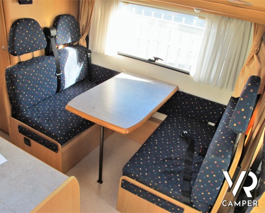 Hymer Camp Swing 524: camper mansardato usato con 6 posti letto e letti a castello, ideale per famiglie. Dotato di veranda, portabici, climatizzator