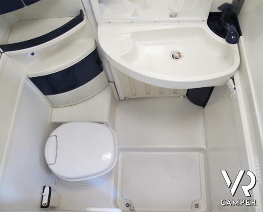 Hymer Camp Swing 524: camper mansardato usato con 6 posti letto e letti a castello, ideale per famiglie. Dotato di veranda, portabici, climatizzator