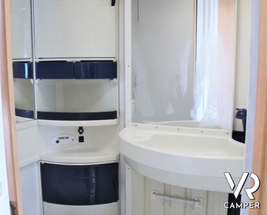 Hymer Camp Swing 524: camper mansardato usato con 6 posti letto e letti a castello, ideale per famiglie. Dotato di veranda, portabici, climatizzator
