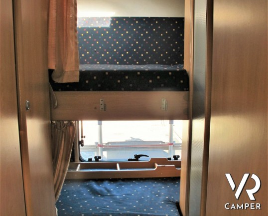 Hymer Camp Swing 524: camper mansardato usato con 6 posti letto e letti a castello, ideale per famiglie. Dotato di veranda, portabici, climatizzator