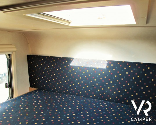 Hymer Camp Swing 524: camper mansardato usato con 6 posti letto e letti a castello, ideale per famiglie. Dotato di veranda, portabici, climatizzator