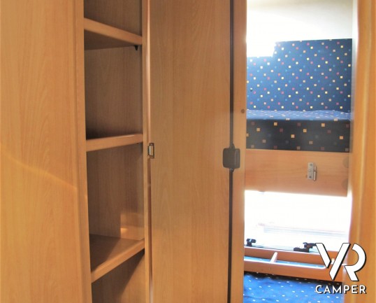 Hymer Camp Swing 524: camper mansardato usato con 6 posti letto e letti a castello, ideale per famiglie. Dotato di veranda, portabici, climatizzator