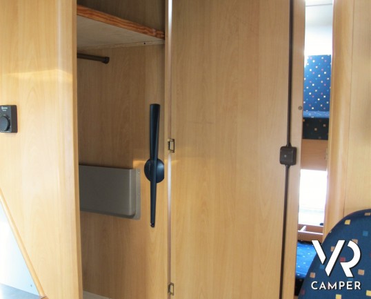 Hymer Camp Swing 524: camper mansardato usato con 6 posti letto e letti a castello, ideale per famiglie. Dotato di veranda, portabici, climatizzator