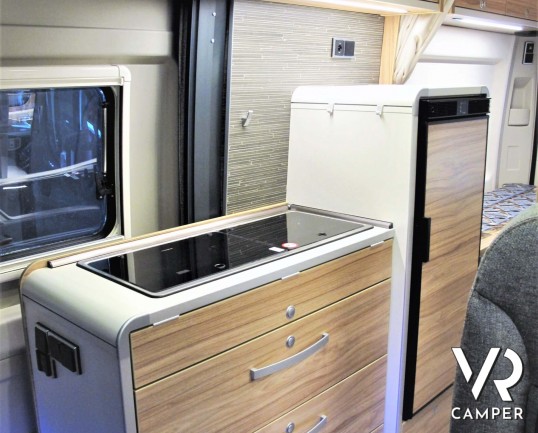 Hymercar Grand Canyon: camper furgonato colore argento metallizzato, su motore Fiat 140 CV, Euro 6D-Temp. In esposizione alla sede Italia VR a Druento