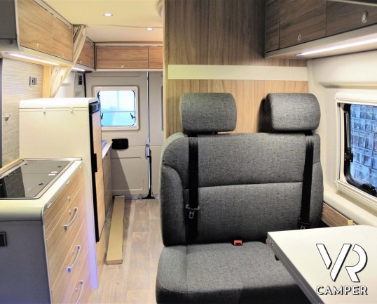 Hymercar Grand Canyon: camper furgonato colore argento metallizzato, su motore Fiat 140 CV, Euro 6D-Temp. In esposizione alla sede Italia VR a Druento