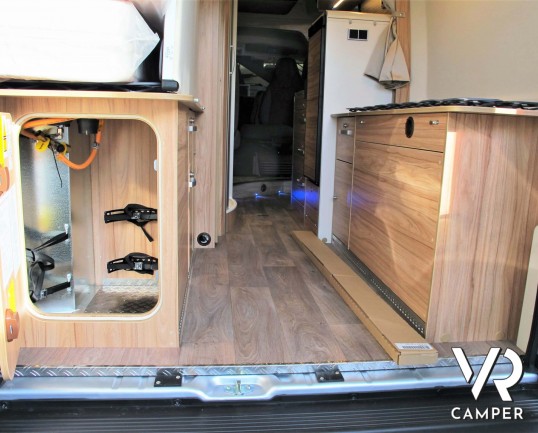 Hymercar Grand Canyon: camper furgonato colore argento metallizzato, su motore Fiat 140 CV, Euro 6D-Temp. In esposizione alla sede Italia VR a Druento