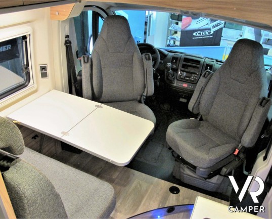 Hymercar Grand Canyon: camper furgonato colore argento metallizzato, su motore Fiat 140 CV, Euro 6D-Temp. In esposizione alla sede Italia VR a Druento