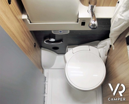 Hymercar Grand Canyon: camper furgonato colore argento metallizzato, su motore Fiat 140 CV, Euro 6D-Temp. In esposizione alla sede Italia VR a Druento