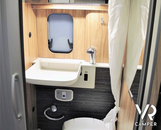 Hymercar Grand Canyon: camper furgonato colore argento metallizzato, su motore Fiat 140 CV, Euro 6D-Temp. In esposizione alla sede Italia VR a Druento