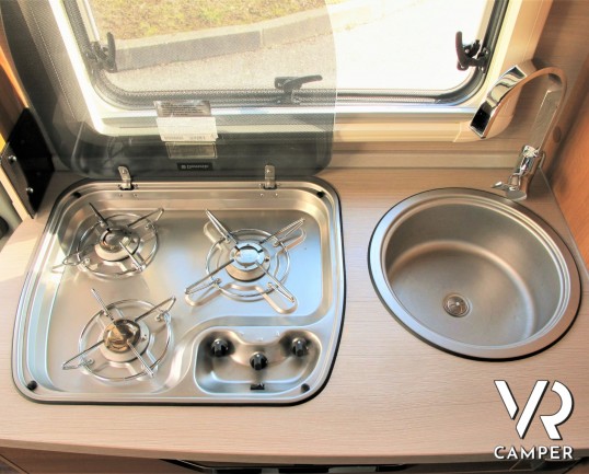 Knaus Van I 600: camper usato motorhome con 4 posti letto, dotato di veranda, navigatore, videocamera di retromarcia, antenna tv. In visione a Italia