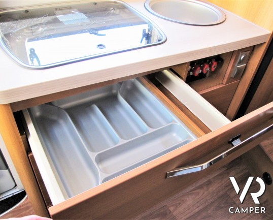 Knaus Van I 600: camper usato motorhome con 4 posti letto, dotato di veranda, navigatore, videocamera di retromarcia, antenna tv. In visione a Italia