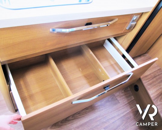 Knaus Van I 600: camper usato motorhome con 4 posti letto, dotato di veranda, navigatore, videocamera di retromarcia, antenna tv. In visione a Italia