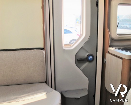 Knaus Van I 600: camper usato motorhome con 4 posti letto, dotato di veranda, navigatore, videocamera di retromarcia, antenna tv. In visione a Italia