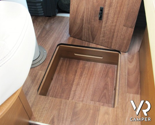 Knaus Van I 600: camper usato motorhome con 4 posti letto, dotato di veranda, navigatore, videocamera di retromarcia, antenna tv. In visione a Italia