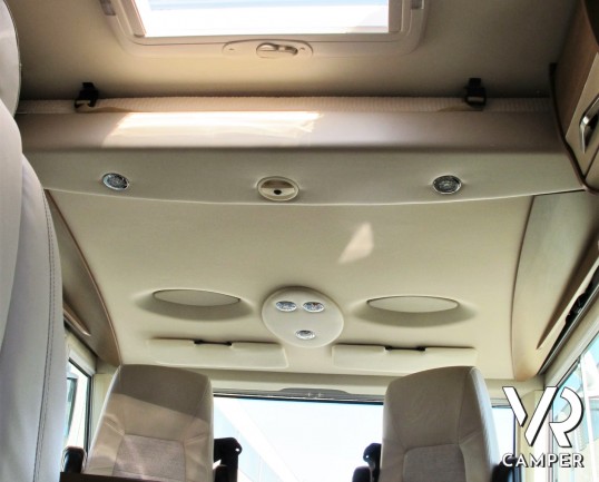 Knaus Van I 600: camper usato motorhome con 4 posti letto, dotato di veranda, navigatore, videocamera di retromarcia, antenna tv. In visione a Italia