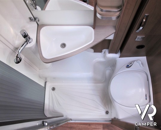 Knaus Van I 600: camper usato motorhome con 4 posti letto, dotato di veranda, navigatore, videocamera di retromarcia, antenna tv. In visione a Italia