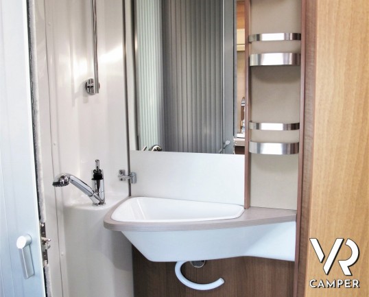 Knaus Van I 600: camper usato motorhome con 4 posti letto, dotato di veranda, navigatore, videocamera di retromarcia, antenna tv. In visione a Italia