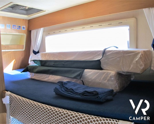 Laika Ecovip H 710 motorhome usato con 7 posti letto, ideale per famiglie, con veranda, climatizzatore, oscurante termico, portabici