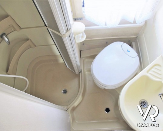 Laika Ecovip H 710 motorhome usato con 7 posti letto, ideale per famiglie, con veranda, climatizzatore, oscurante termico, portabici