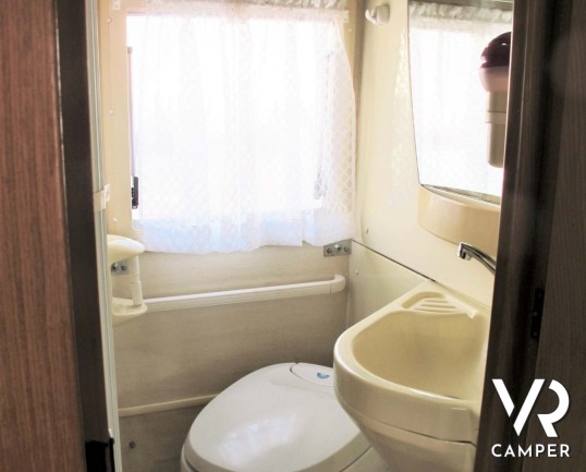 Laika Ecovip H 710 motorhome usato con 7 posti letto, ideale per famiglie, con veranda, climatizzatore, oscurante termico, portabici