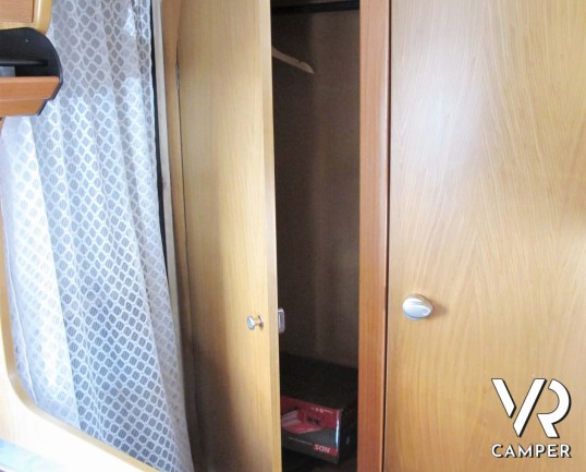 Laika Ecovip H 710 motorhome usato con 7 posti letto, ideale per famiglie, con veranda, climatizzatore, oscurante termico, portabici