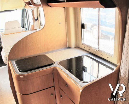 Laika Ecovip H 710 motorhome usato con 7 posti letto, ideale per famiglie, con veranda, climatizzatore, oscurante termico, portabici