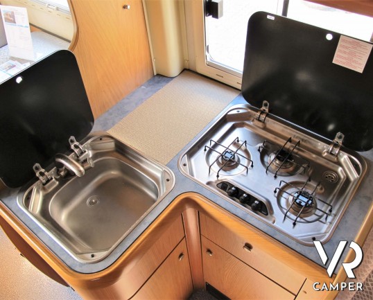 Laika Ecovip H 710 motorhome usato con 7 posti letto, ideale per famiglie, con veranda, climatizzatore, oscurante termico, portabici