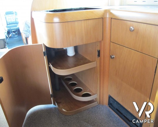 Laika Ecovip H 710 motorhome usato con 7 posti letto, ideale per famiglie, con veranda, climatizzatore, oscurante termico, portabici