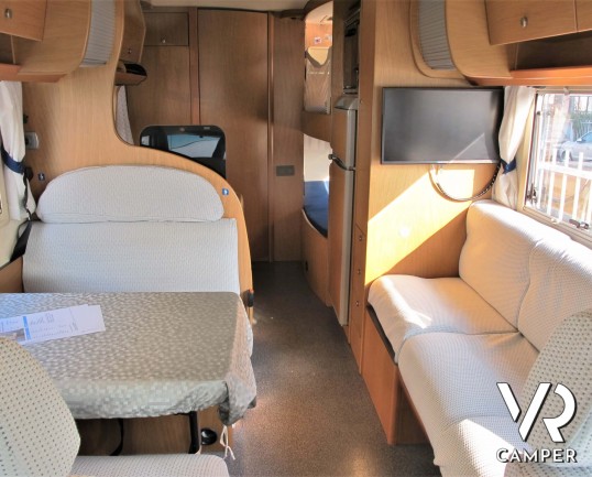 Laika Ecovip H 710 motorhome usato con 7 posti letto, ideale per famiglie, con veranda, climatizzatore, oscurante termico, portabici
