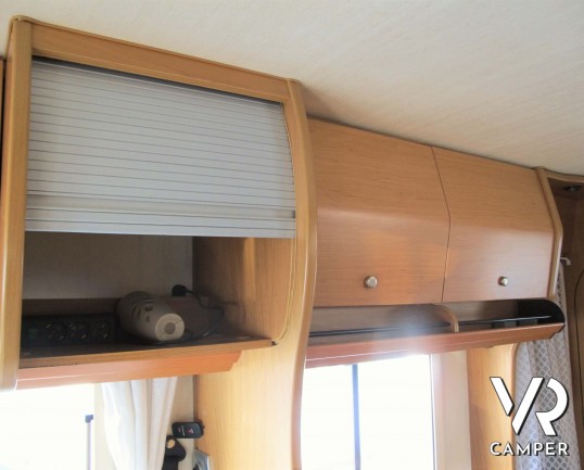 Laika Ecovip H 710 motorhome usato con 7 posti letto, ideale per famiglie, con veranda, climatizzatore, oscurante termico, portabici