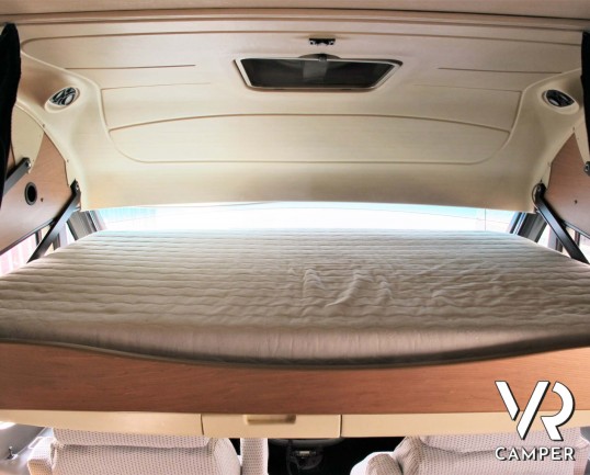 Laika Ecovip H 710 motorhome usato con 7 posti letto, ideale per famiglie, con veranda, climatizzatore, oscurante termico, portabici