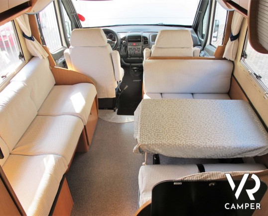 Laika Ecovip H 710 motorhome usato con 7 posti letto, ideale per famiglie, con veranda, climatizzatore, oscurante termico, portabici