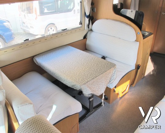 Laika Ecovip H 710 motorhome usato con 7 posti letto, ideale per famiglie, con veranda, climatizzatore, oscurante termico, portabici