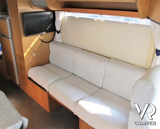 Laika Ecovip H 710 motorhome usato con 7 posti letto, ideale per famiglie, con veranda, climatizzatore, oscurante termico, portabici