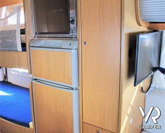 Laika Ecovip H 710 motorhome usato con 7 posti letto, ideale per famiglie, con veranda, climatizzatore, oscurante termico, portabici