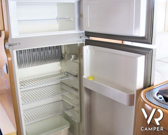 Laika Ecovip H 710 motorhome usato con 7 posti letto, ideale per famiglie, con veranda, climatizzatore, oscurante termico, portabici