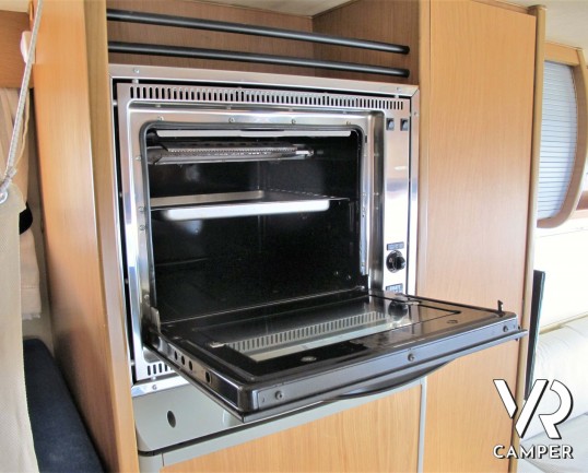 Laika Ecovip H 710 motorhome usato con 7 posti letto, ideale per famiglie, con veranda, climatizzatore, oscurante termico, portabici