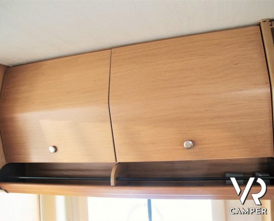 Laika Ecovip H 710 motorhome usato con 7 posti letto, ideale per famiglie, con veranda, climatizzatore, oscurante termico, portabici