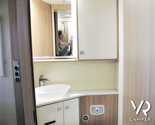 Lyseo Time IT 736 "Harmony Line": camper nuovo con letto basculante elettrico e letto nautico in coda. Su Fiat Ducato 150 CV, Euro 6 D.