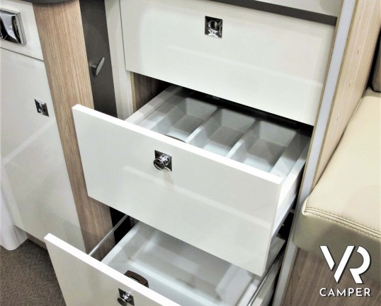 Lyseo Time IT 736 "Harmony Line": camper nuovo con letto basculante elettrico e letto nautico in coda. Su Fiat Ducato 150 CV, Euro 6 D.