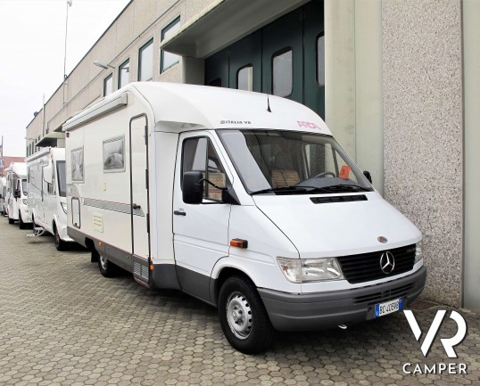 Arca 4.4 - camper usato semintegrale_camper su mercedes_camper 5 posti omologati, dotato di veranda e pannelli solari. In vendita da Italia VR a Torin