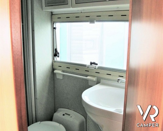 Arca 4.4 - camper usato semintegrale_camper su mercedes_camper 5 posti omologati, dotato di veranda e pannelli solari. In vendita da Italia VR a Torin